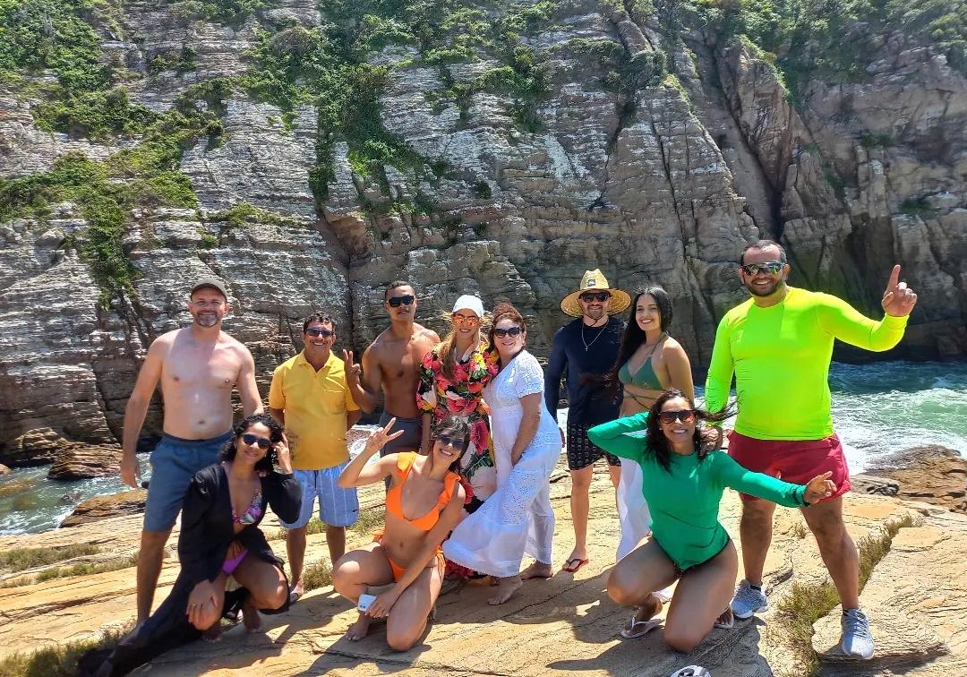Grupo em trilha em Cabo Frio
